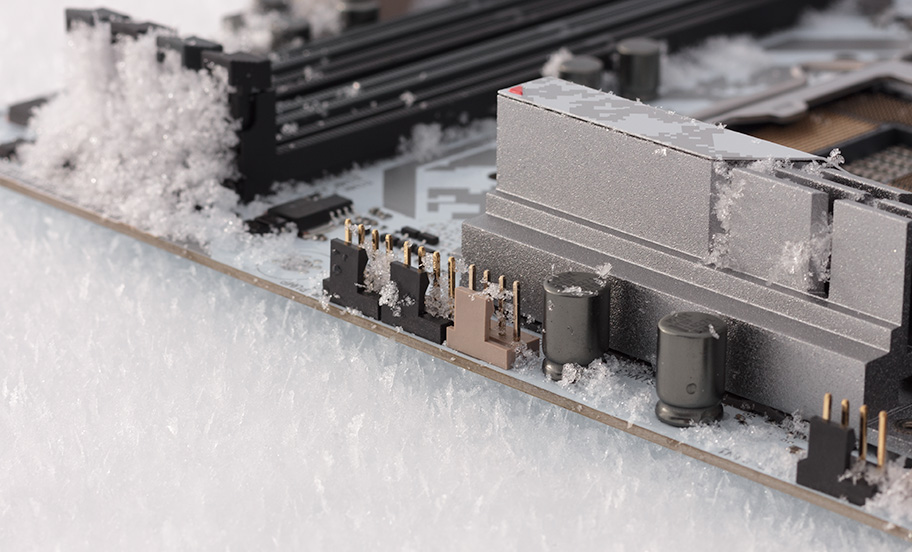 TUF's Sabertooth Z170 S chills in the snow - Edge Up