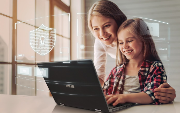 Kobieta i dziecko pracujące razem na laptopie chronionym przez funkcję AiProtection 