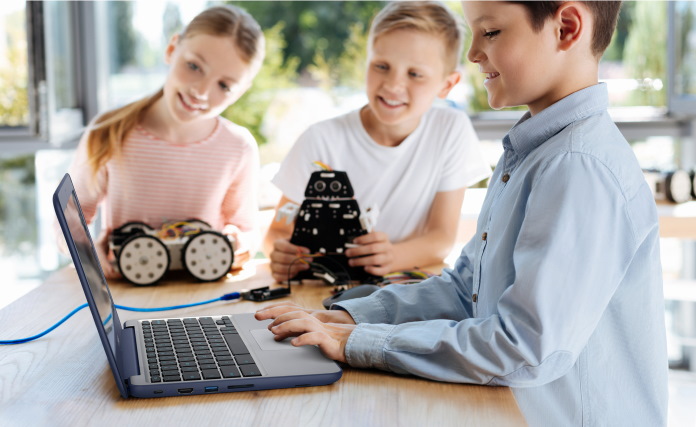 Famiglia che usa Chromebook per giocare con giocattoli robotici 