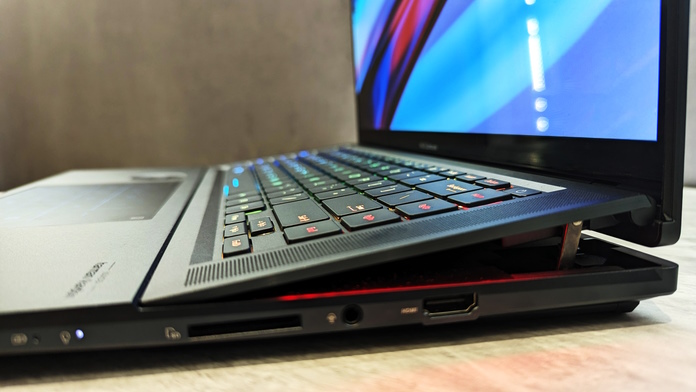 A side view of the Zenbook Pro 16X OLED which shows the AAS Ultra rising keyboard design