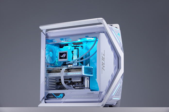 The Frozen Throne build featuring the ROG Hyperion White chassis