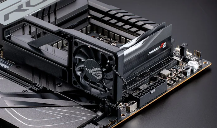 The ROG DDR5 Fan Kit bundled with the ROG Maximus Z790 Apex Encore