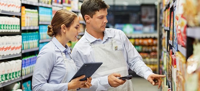 Two employees in a supermarket 