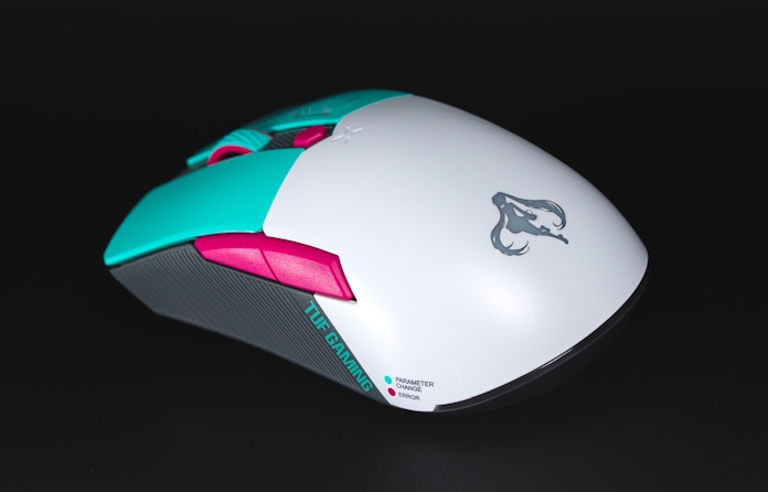 A full view of the gaming mouse