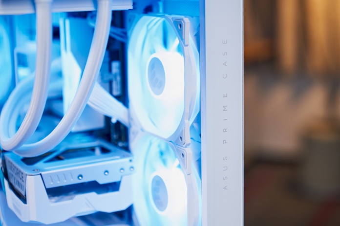 The preinstalled case fans in the white version of the ASUS Prime AP202 computer chassis