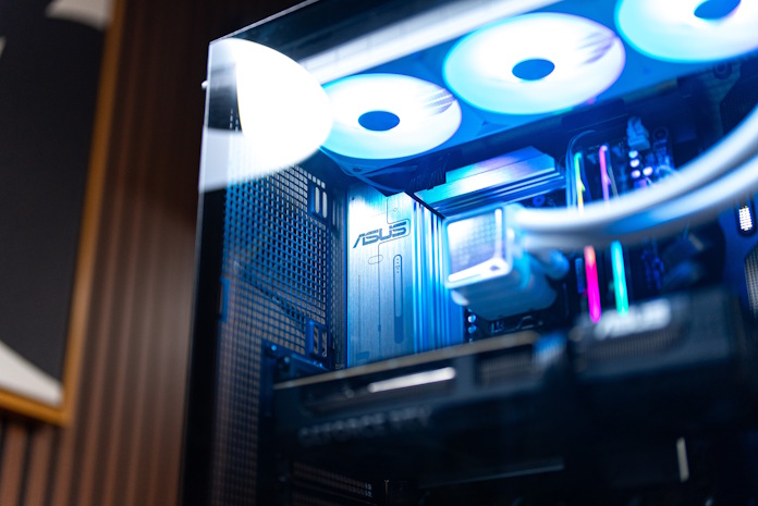 A view of the CPU cooler and the ASUS A31 chassis